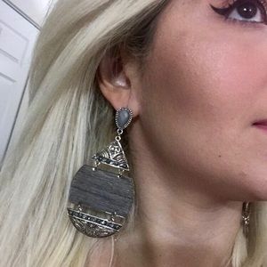 Amazing wooden accented earrings! Very shabby chic